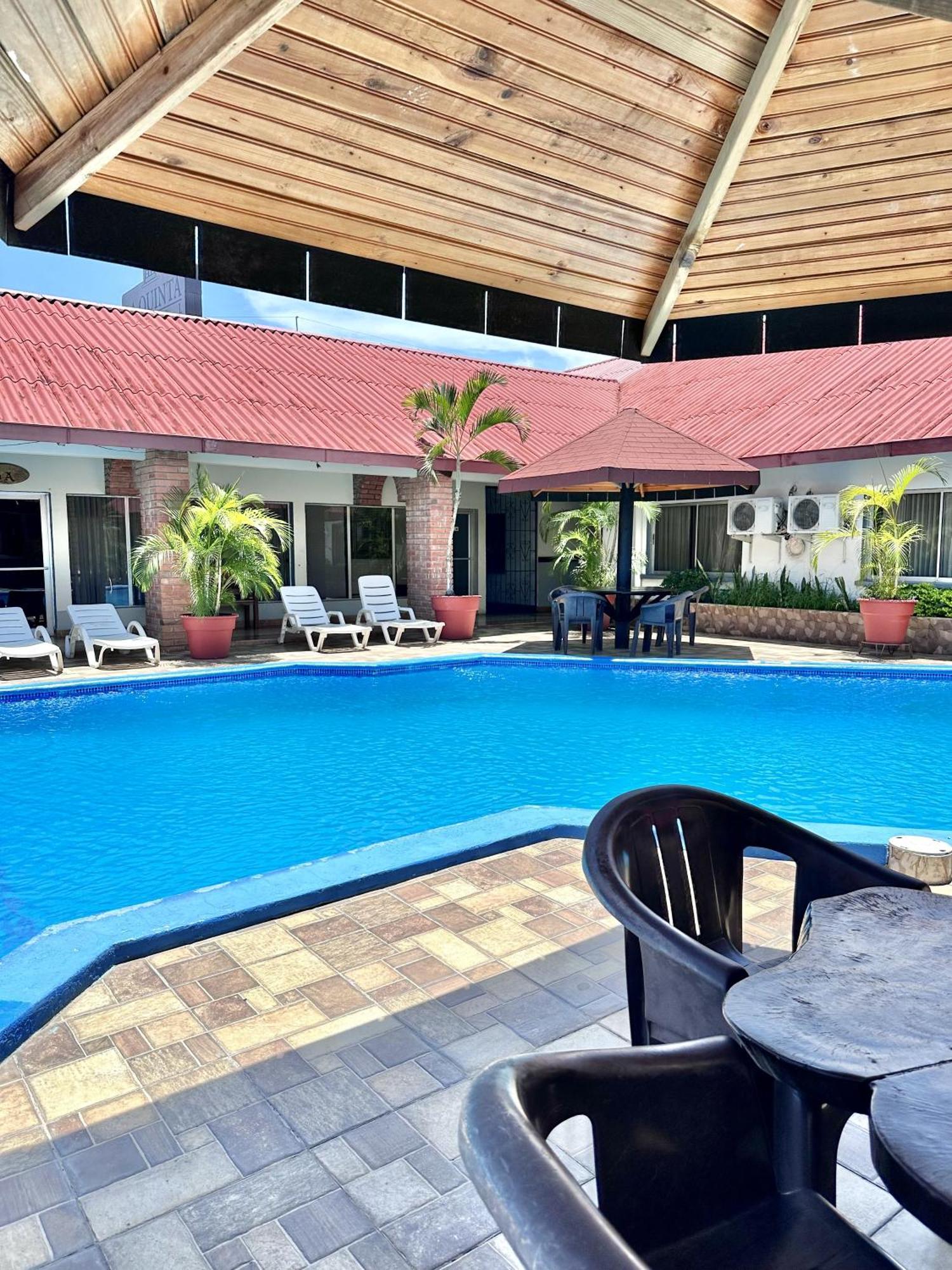 Hotel La Quinta La Ceiba Exteriör bild